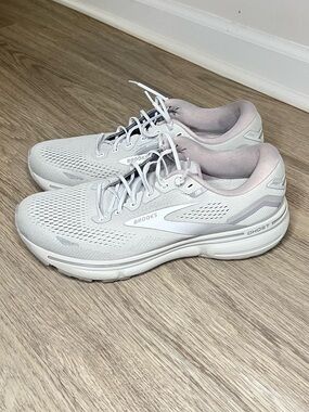 Brooks Womens Ghost 15 Oyster Gray Running Shoes Sneakers Size 10 Medium (B)